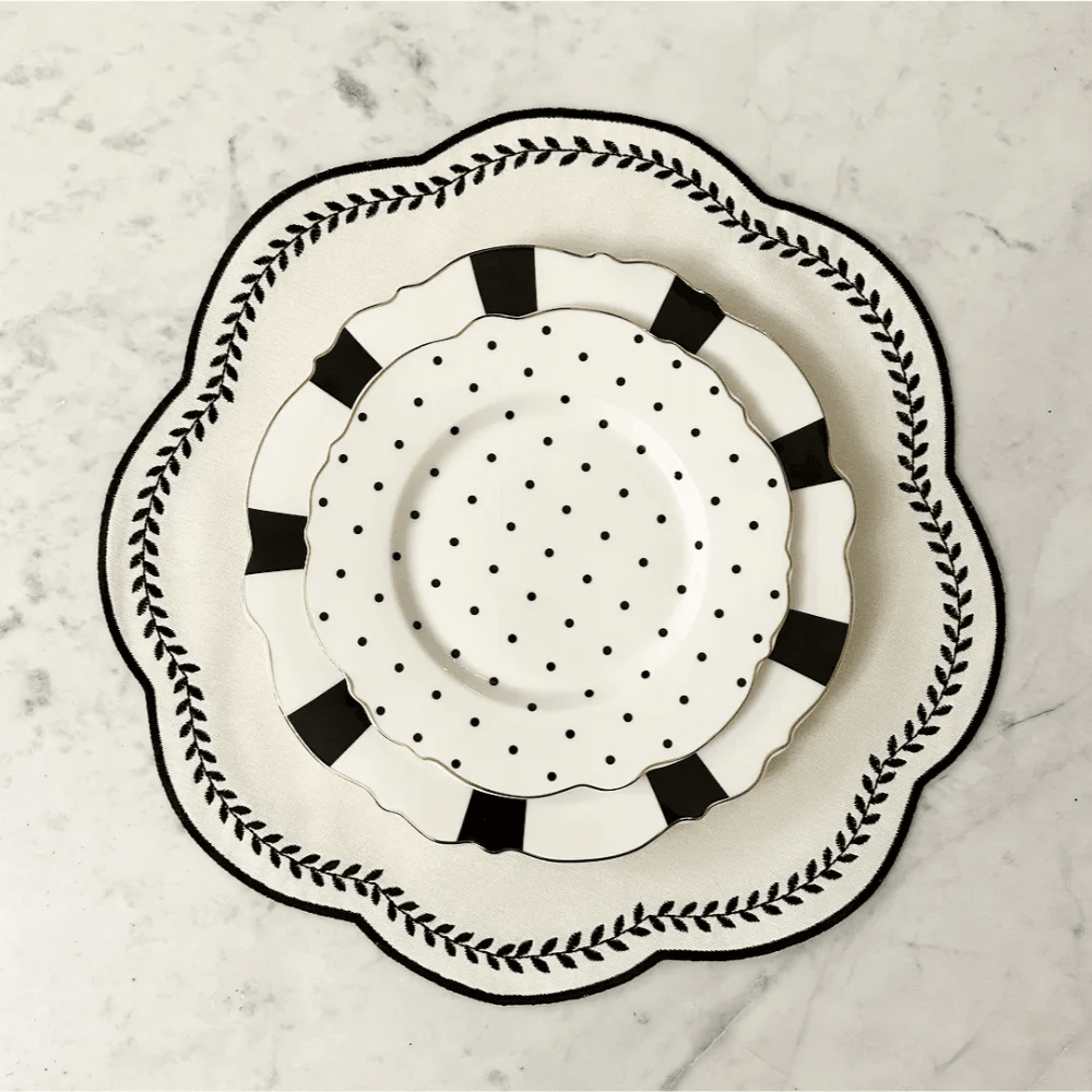 qotnhome طقم سفرة بتصميم أوراق الشجر لون أسود – 6 مفارش + 6 حوامل