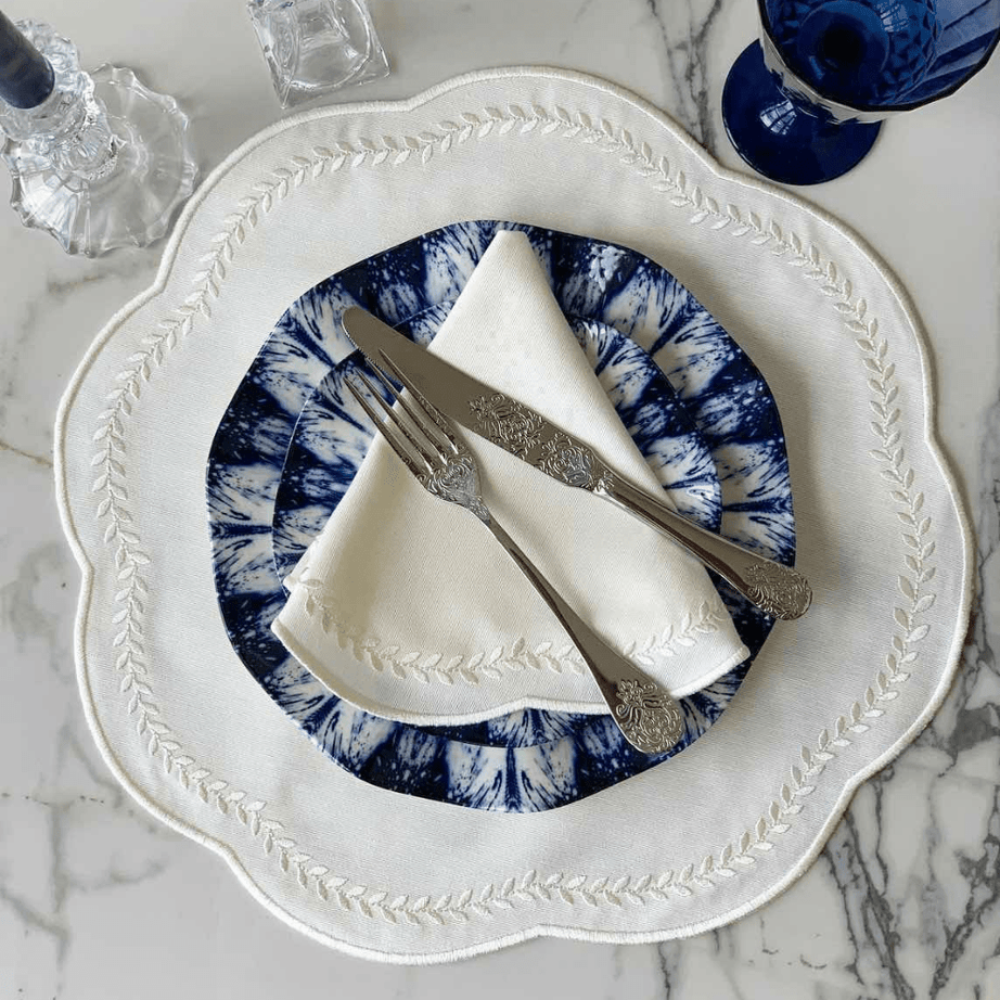 qotnhome مفرش طاولة على شكل ورقة شجر باللون الأبيض العتيق