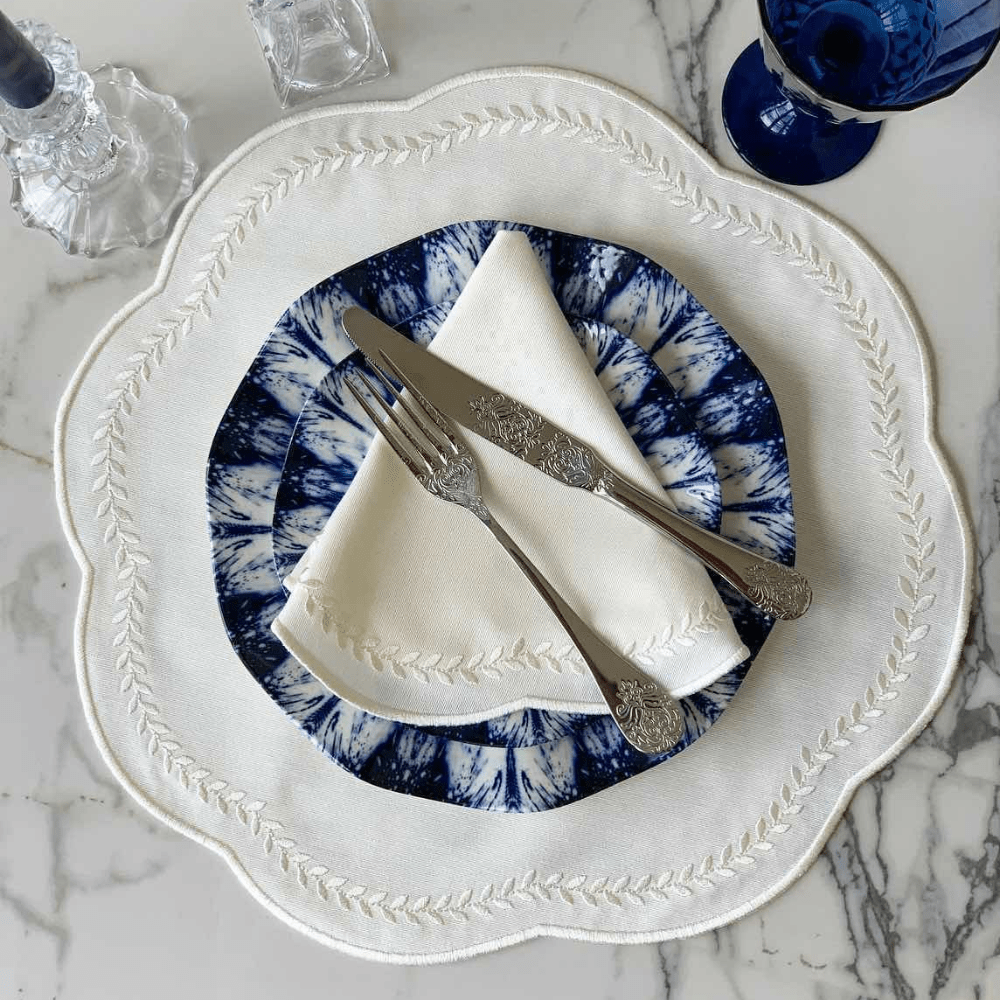 qotnhome مفرش طاولة على شكل ورقة شجر باللون الأبيض العتيق