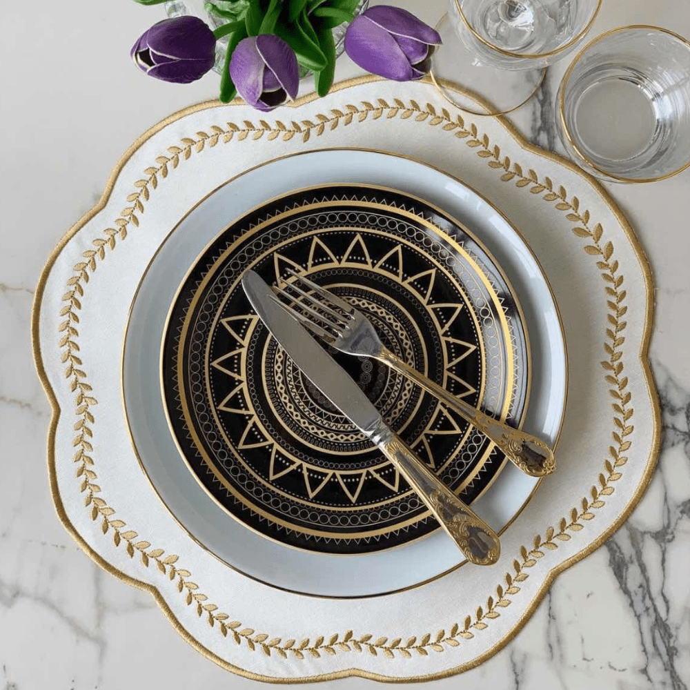 qotnhome مفرش طاولة ذهبي بحواف أوراق الشجر دائري