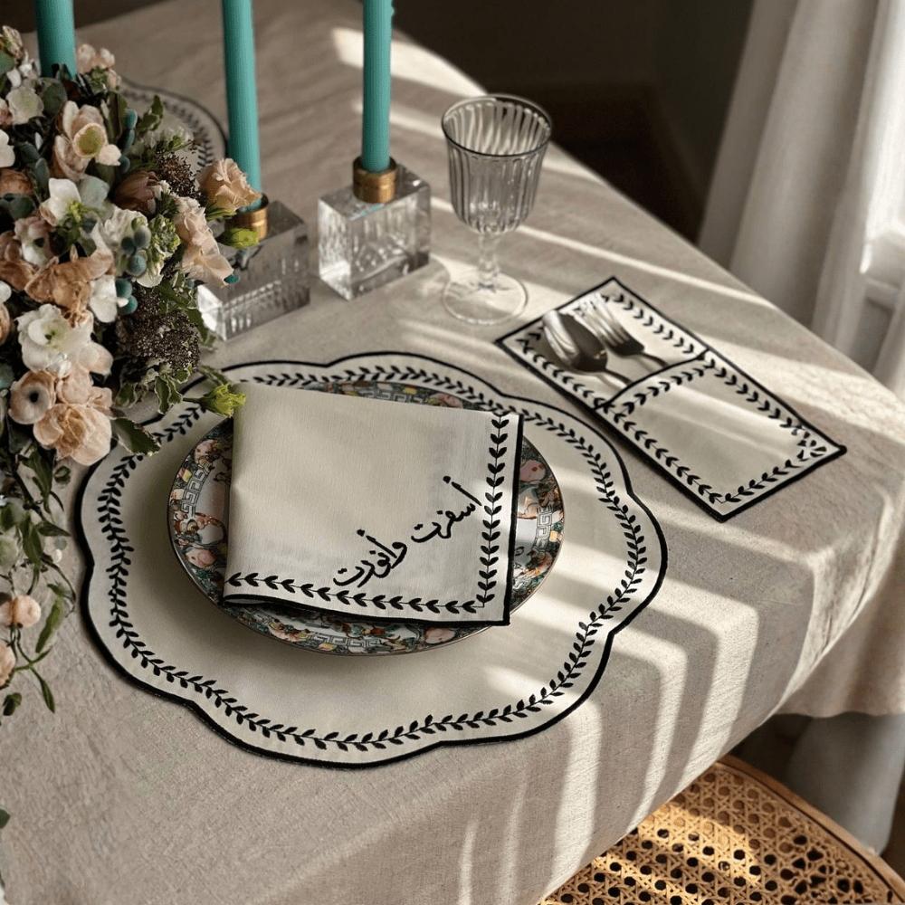 qotnhome منديل عشاء بحواف أوراق الشجر أسود مطرز
