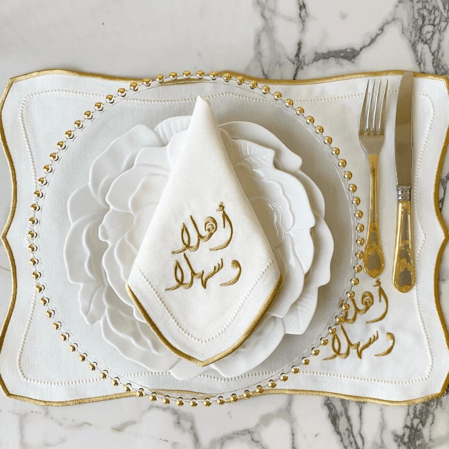qotnhome طقم مفارش أطباق مع مناديل عشاء مطرز بعبارة أهلاً وسهلاً