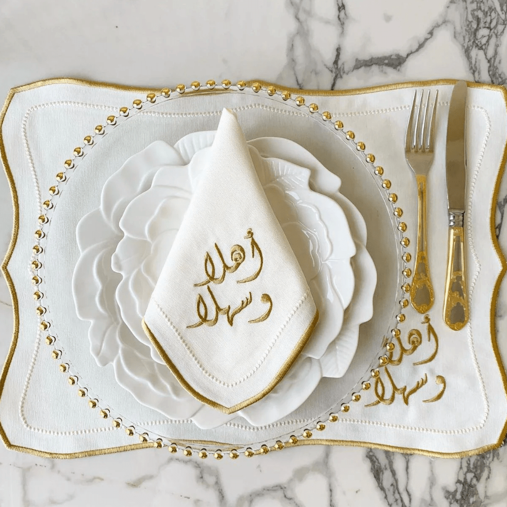 qotnhome طقم مفارش أطباق مع مناديل عشاء مطرز بعبارة أهلاً وسهلاً