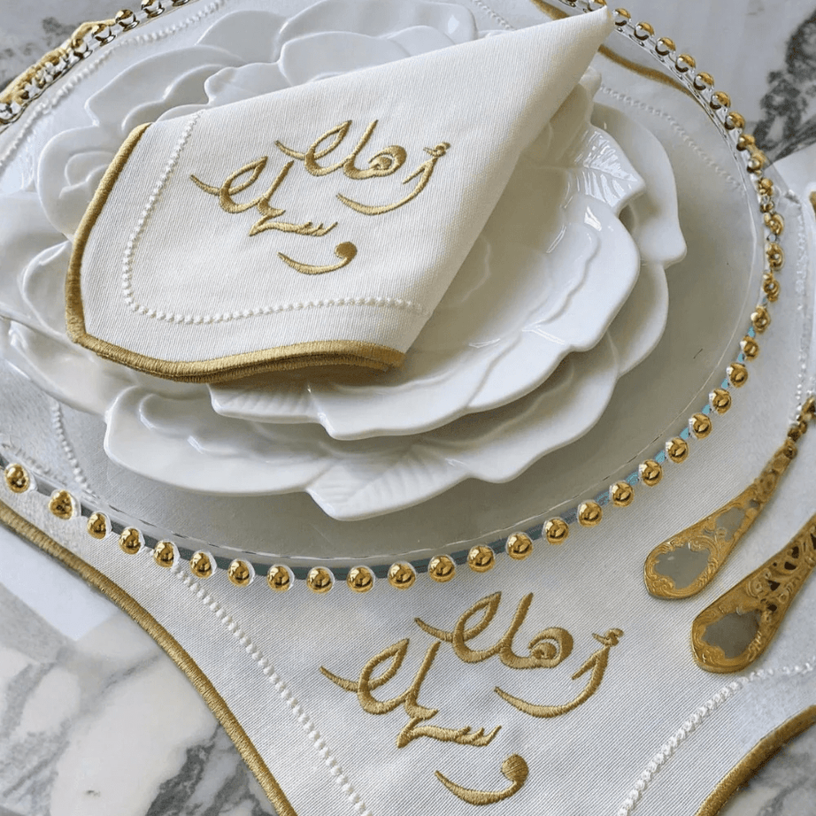 qotnhome طقم مفارش أطباق مع مناديل عشاء مطرز بعبارة أهلاً وسهلاً