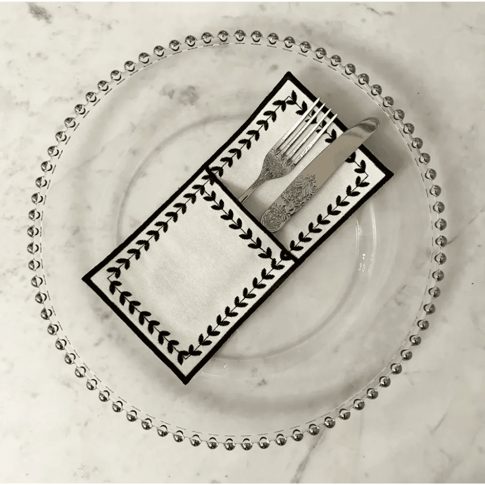 qotnhome طقم سفرة بتصميم أوراق الشجر لون أسود – 6 مفارش + 6 حوامل