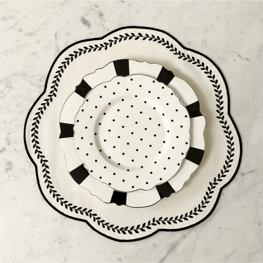 qotnhome طقم سفرة بتصميم أوراق الشجر لون أسود – 6 مفارش + 6 حوامل